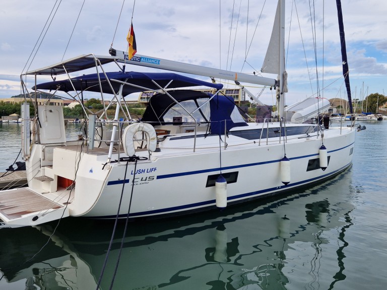 Hire Sailboat Bavaria with a boat licence