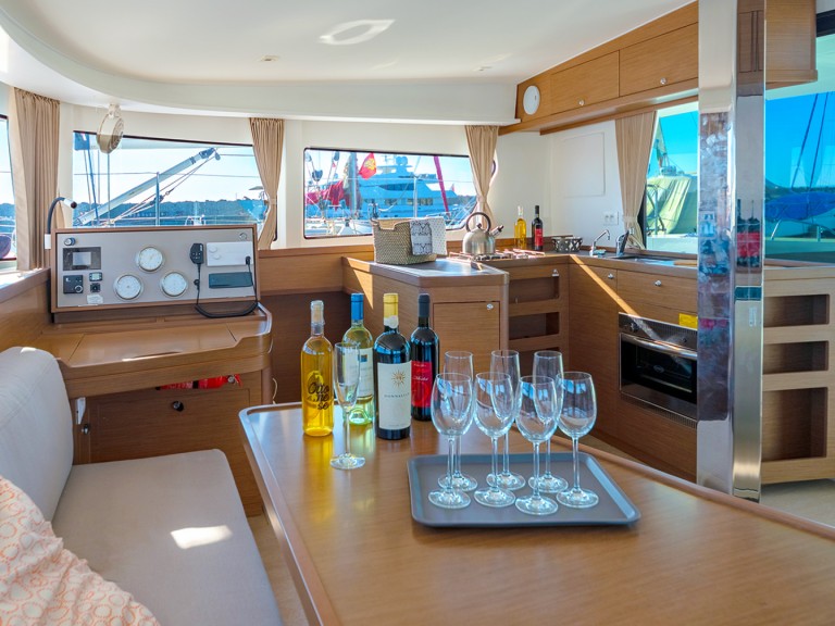 Charter a Lagoon Lagoon 42 in Cagliari on Samboat