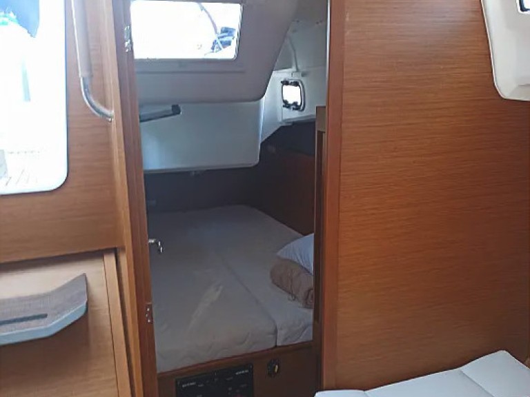 Charter a Jeanneau Sun Odyssey 410 in Volos on Samboat