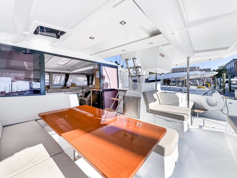 Catamaran hire in Road Town - Fountaine Pajot Astrea 42