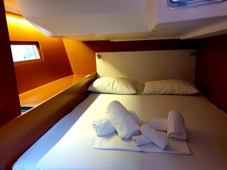 Sailboat to hire Cannigione at the best price