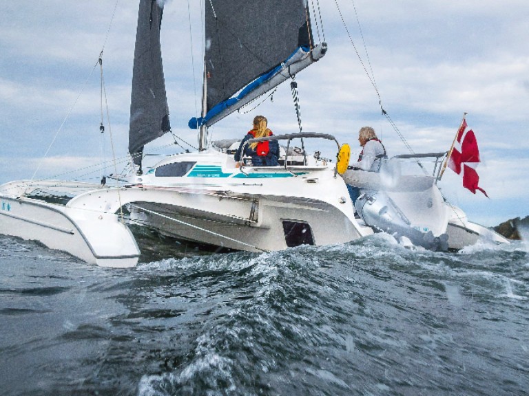 Yacht hire Toulon cheap Dragonfly 28