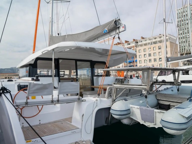 Catamaran to hire Toulon at the best price