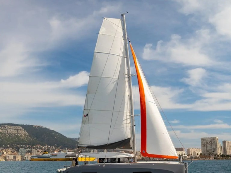 Catamaran to hire Toulon at the best price