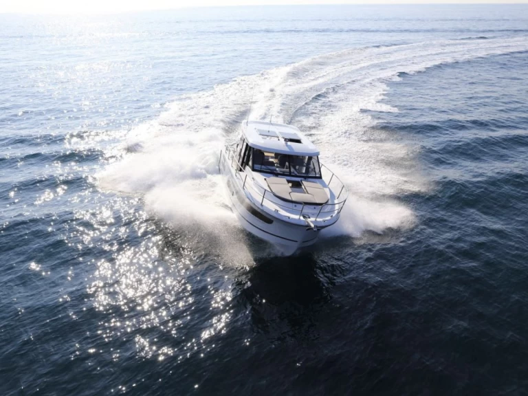 Motorboat hire in Pula - Jeanneau Merry Fisher 1095