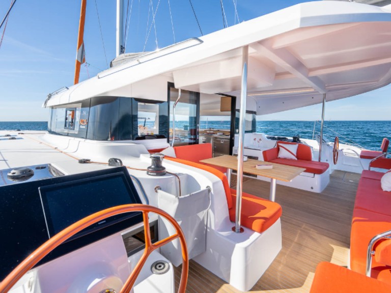 Catamaran to hire Toulon at the best price