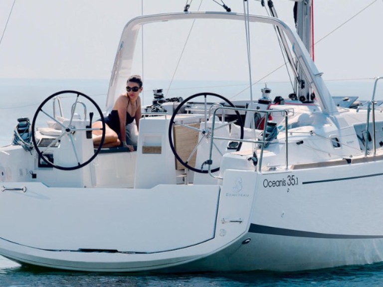 Charter a Bénéteau Oceanis 35.1 in Toulon on Samboat