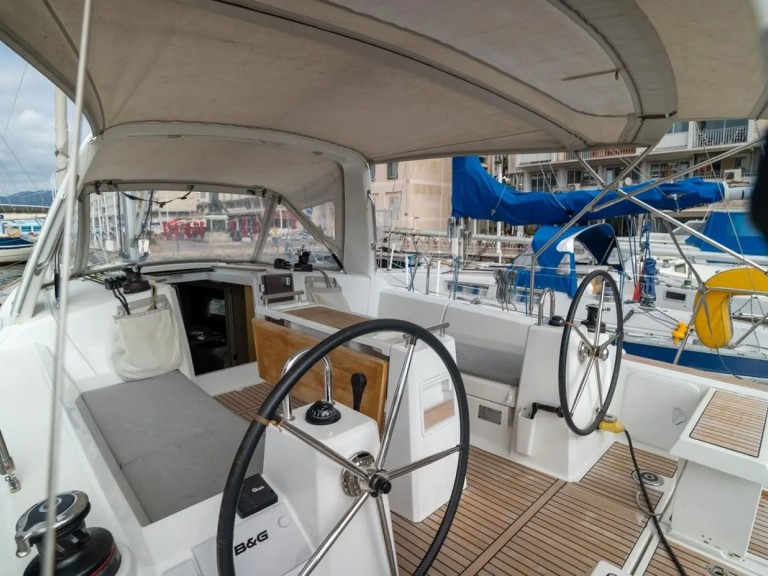 Sailboat to hire Toulon at the best price