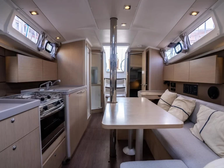 Yacht charter Toulon - Bénéteau Oceanis 35.1 on SamBoat