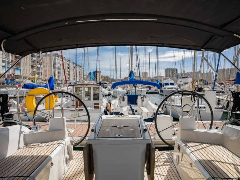 Yacht hire Toulon cheap Oceanis 40.1