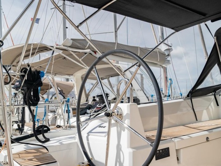 Charter a Bénéteau Oceanis 40.1 in Toulon on Samboat