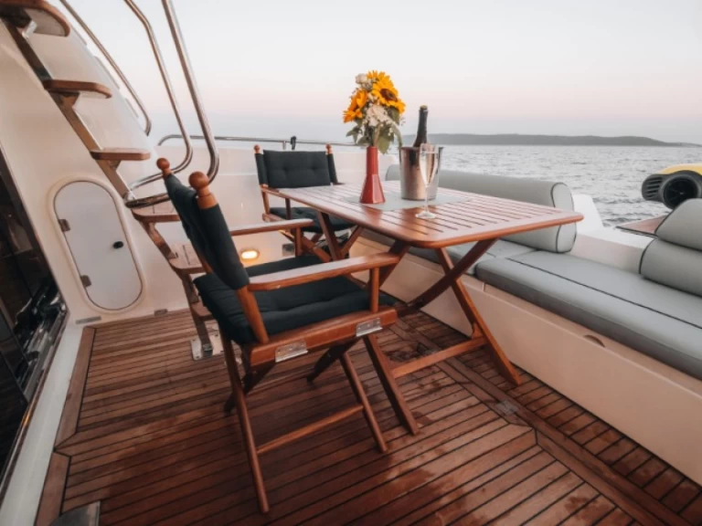Hire a Sunseeker Manhattan 48 Fly Kaštel Gomilica