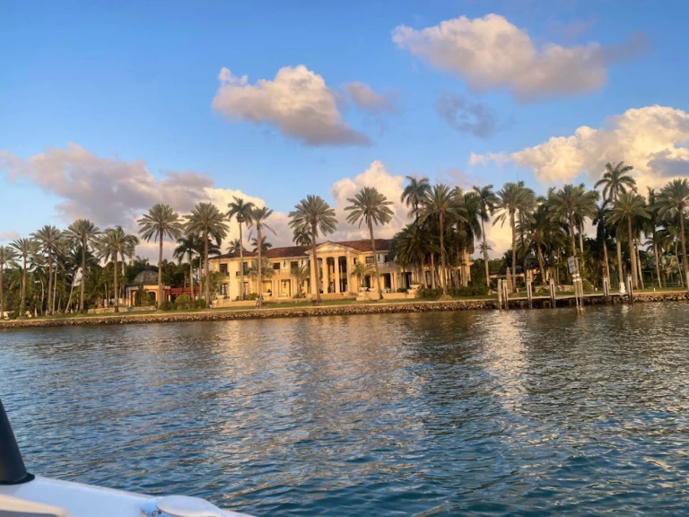 Yacht charter Miami - Sea Ray Sea Ray 270 Sundeck Outboard on SamBoat