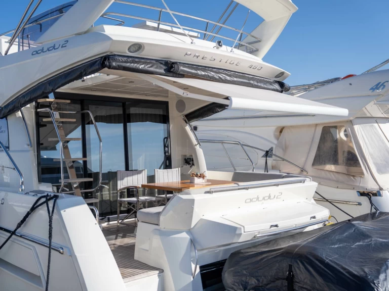 Hire Luxury Yacht Jeanneau with a boat licence