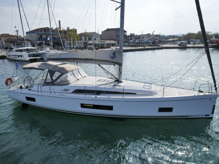 Bénéteau Oceanis 46.1 charter bareboat or skippered in  Alimos