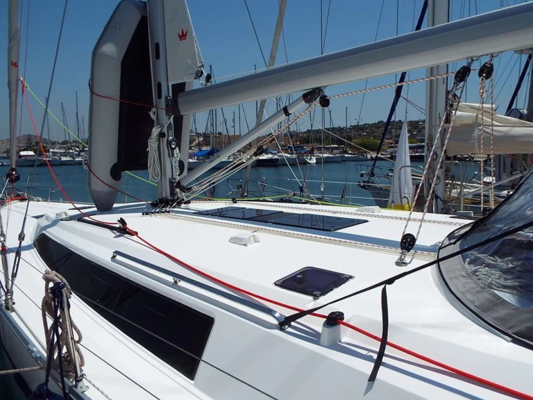 Sailboat to hire Alimos at the best price