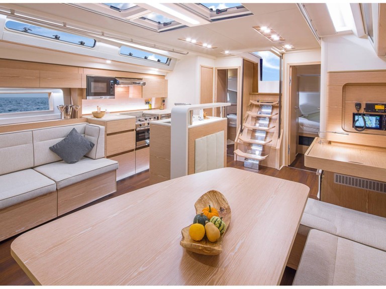 Sailboat to hire Lávrio at the best price