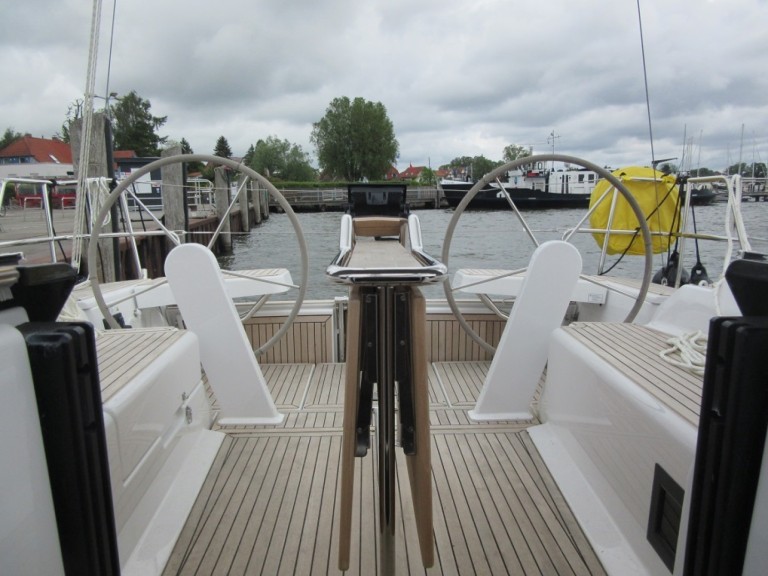 Sailboat hire in Saltsjö-duvnäs - Hanse Hanse 388
