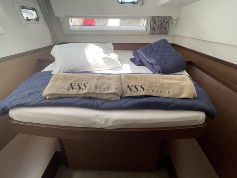 Yacht hire Castiglioncello cheap Lagoon 42