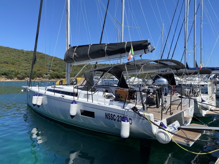 Sailboat to hire Cugnana Verde at the best price
