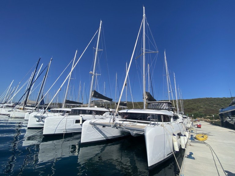 Hire Catamaran Lagoon with a boat licence