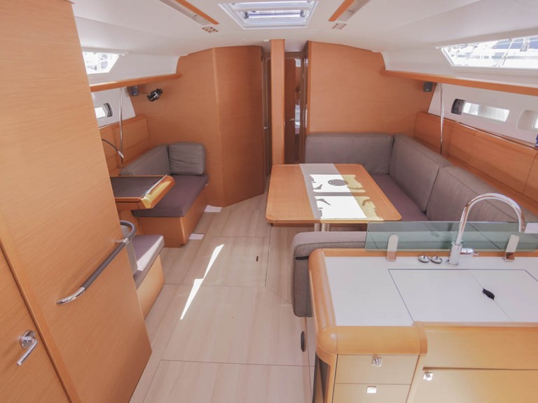 Hire Sailboat Jeanneau with a boat licence