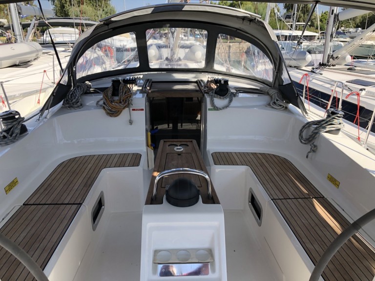 Charter a Bavaria Cruiser 46 in Alimos on Samboat