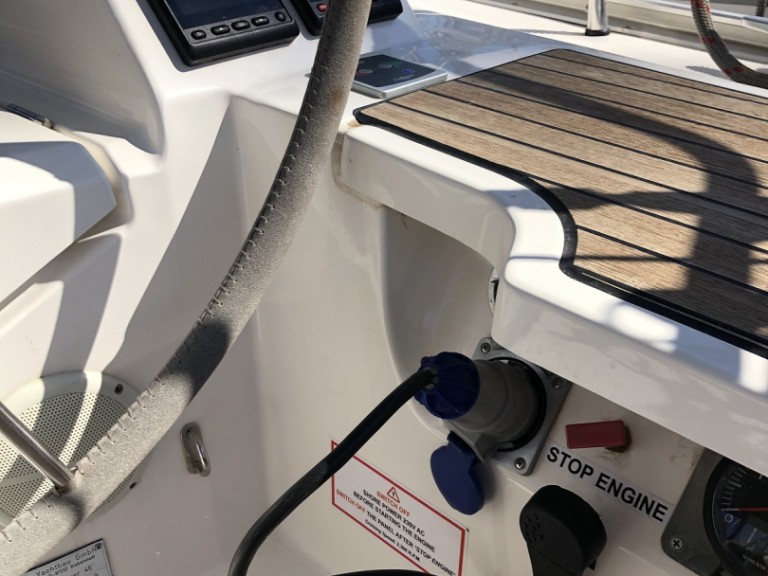 Sailboat to hire Alimos at the best price