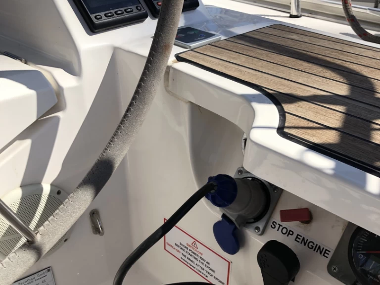 Sailboat to hire Alimos at the best price