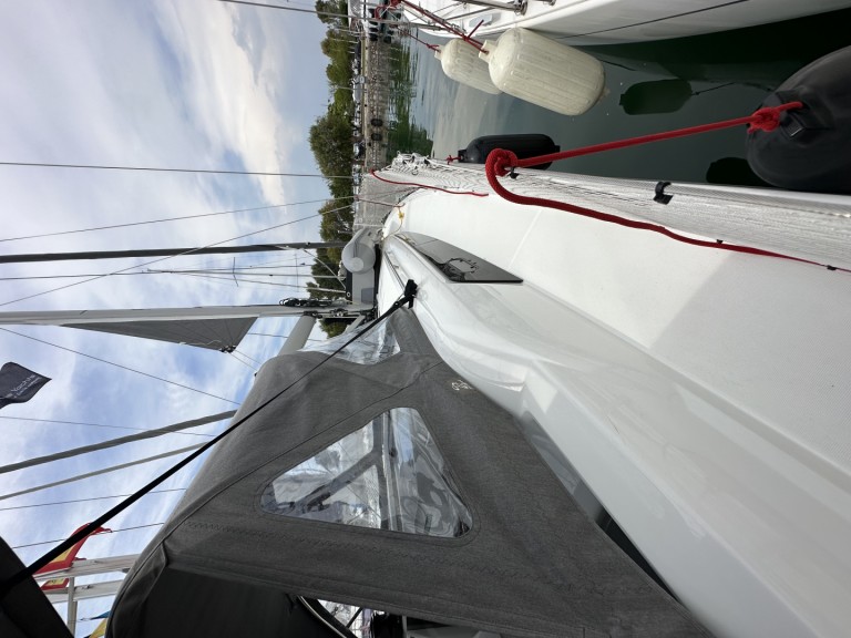 Bénéteau Oceanis 34.1 charter bareboat or skippered in  Alimos