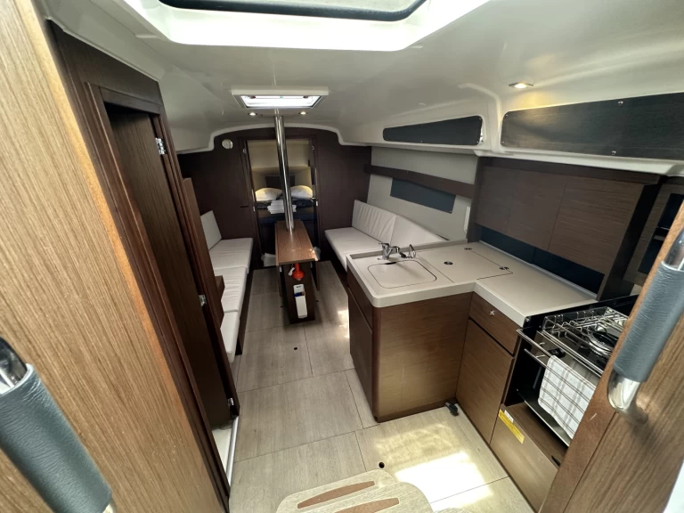 Yacht hire Alimos cheap Oceanis 34.1