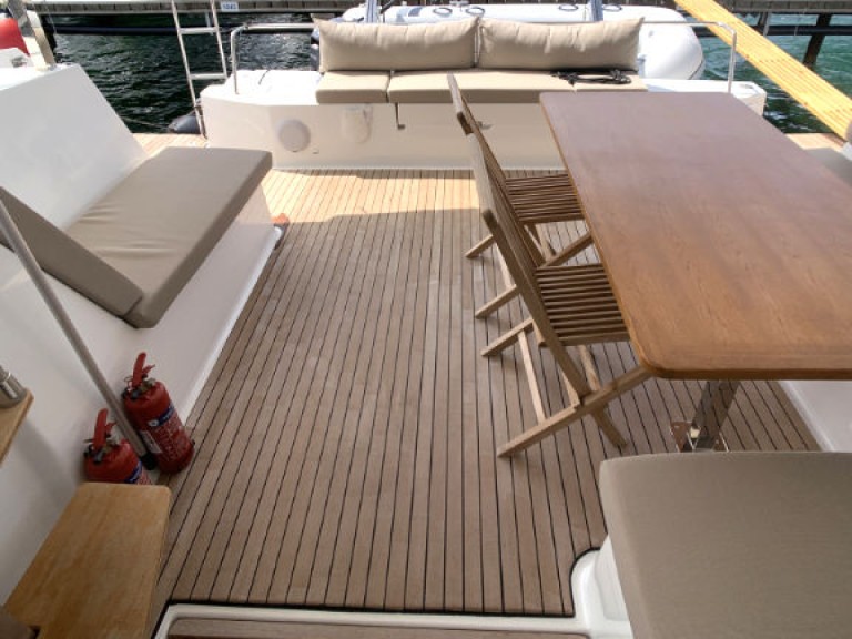 Catamaran hire in Rogoznica - Fountaine Pajot Lucia 40