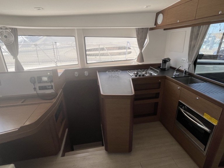 Hire Catamaran Lagoon with a boat licence