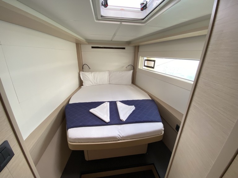 Hire Catamaran Lagoon with a boat licence