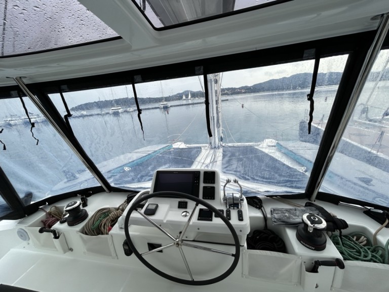 Hire Catamaran Lagoon with a boat licence