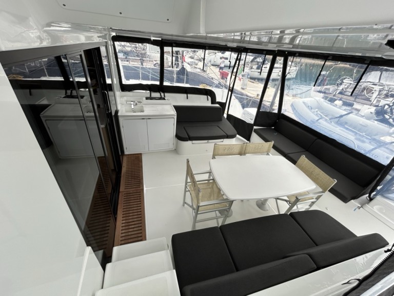 Catamaran to hire Cugnana Verde at the best price