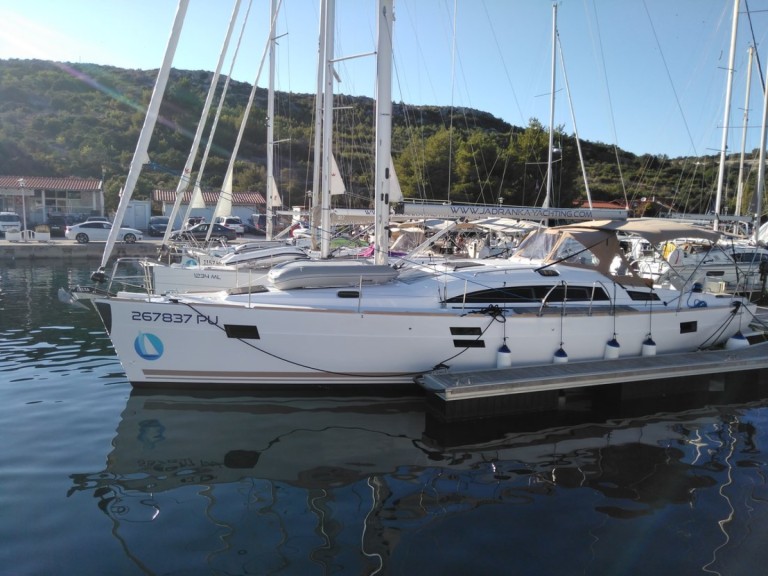 Sailboat to hire Pula at the best price