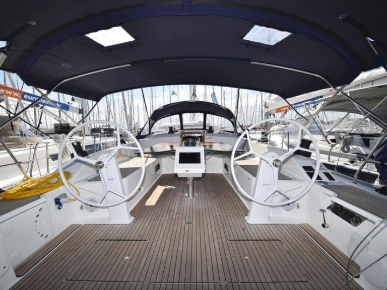 Hire Sailboat Bavaria with a boat licence