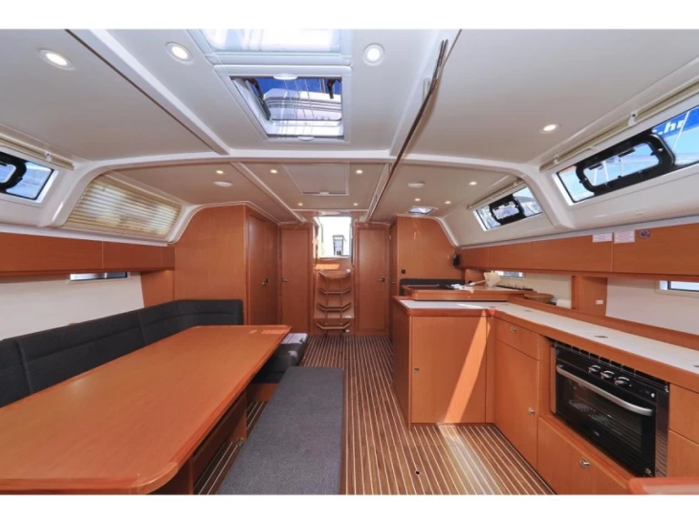 Sailboat to hire Pirovac at the best price