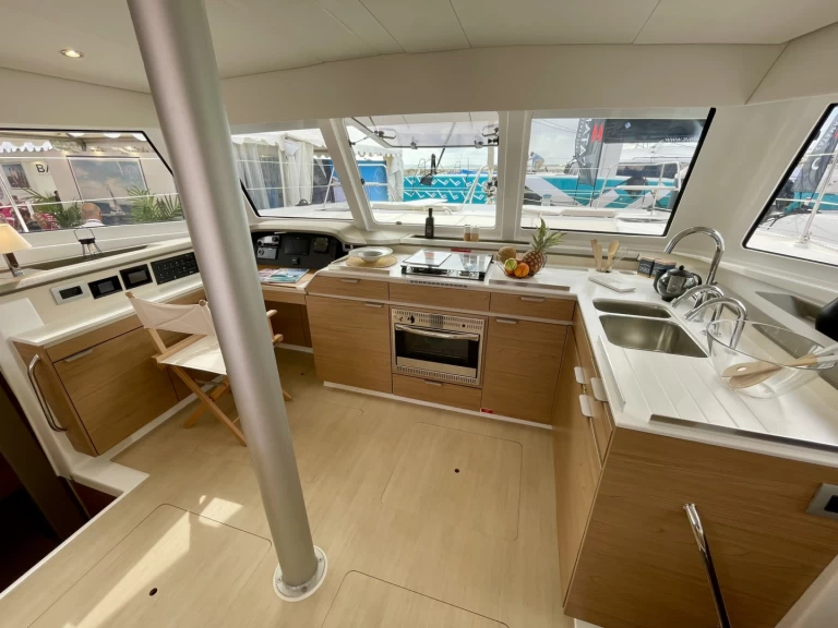 Bali Catamarans Bali Catspace Voile charter bareboat or skippered in  Saint-Mandrier-sur-Mer