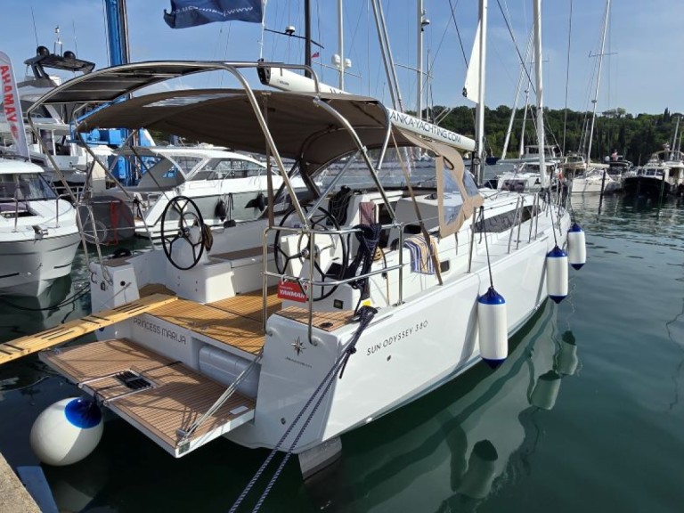 Hire Sailboat with or without skipper Jeanneau Pula