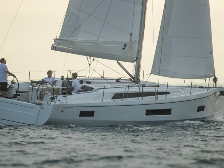 Hire Sailboat Bénéteau with a boat licence