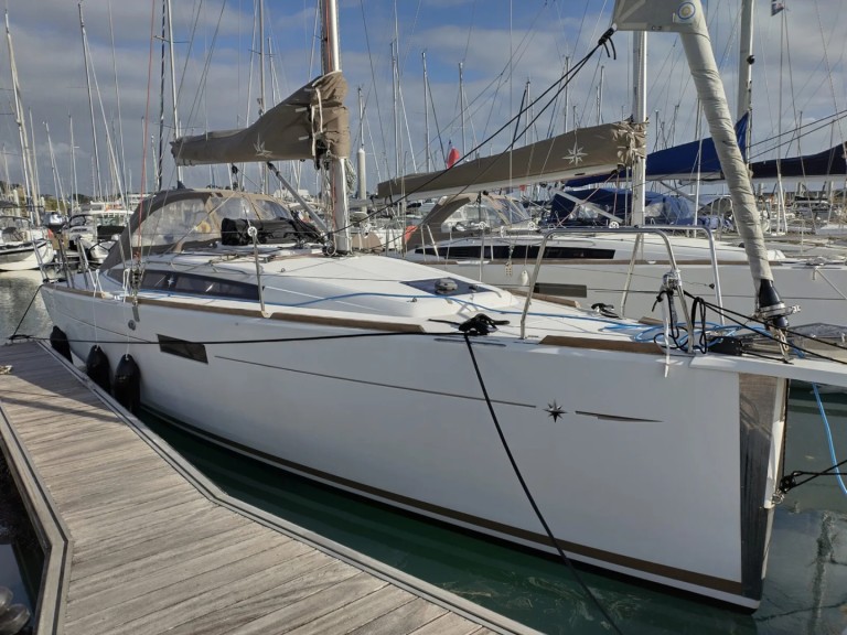 Hire Sailboat Jeanneau with a boat licence
