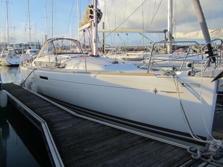 Hire a Jeanneau Sun odyssey 379 performance Saint-Quay-Portrieux