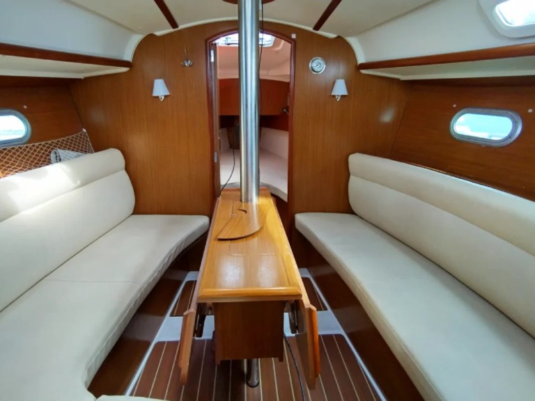 Hire Sailboat Jeanneau with a boat licence