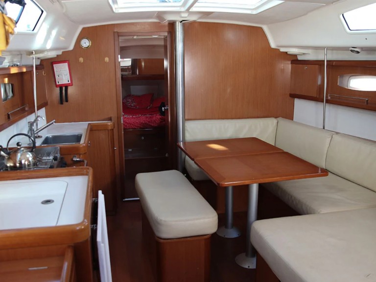 Hire a Bénéteau Oceanis 40 Saint-Quay-Portrieux
