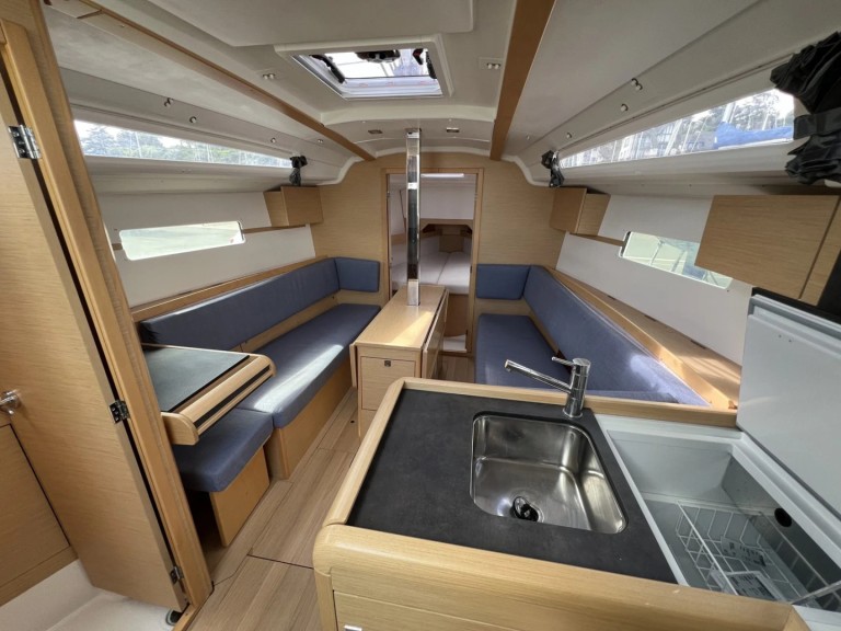 Hire Sailboat Jeanneau with a boat licence