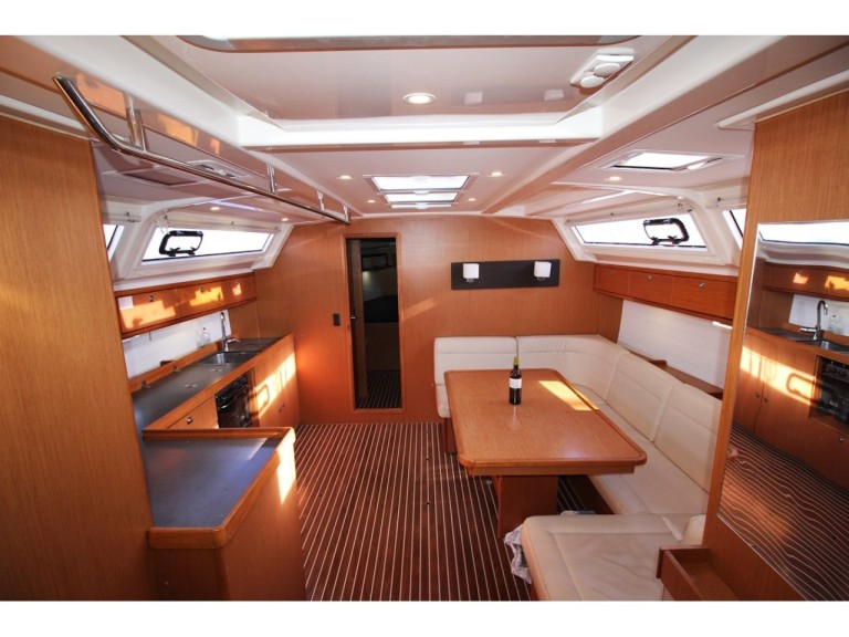 Hire Sailboat Bavaria with a boat licence