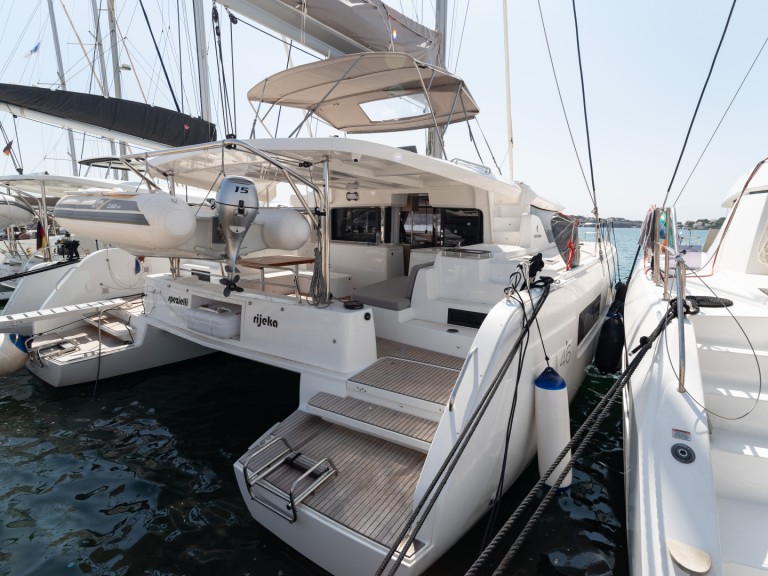 Hire Catamaran Lagoon with a boat licence