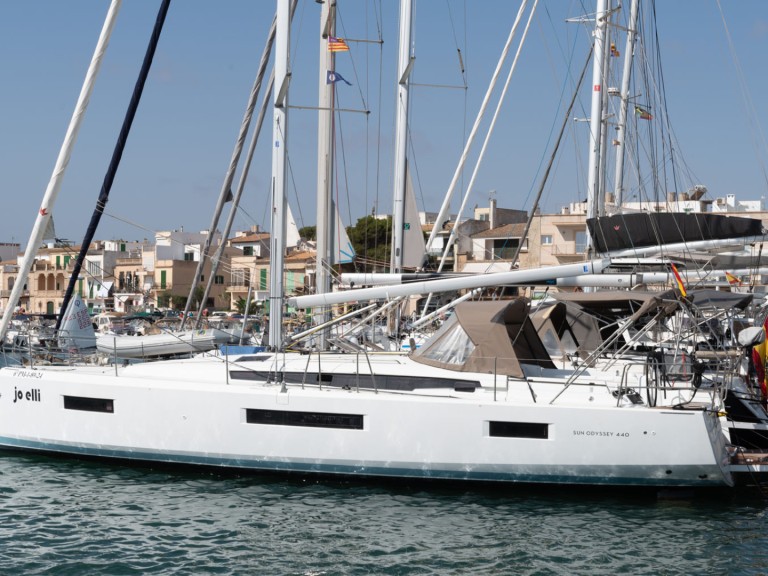 Charter a Jeanneau Sun Odyssey 440 in Portocolom on Samboat